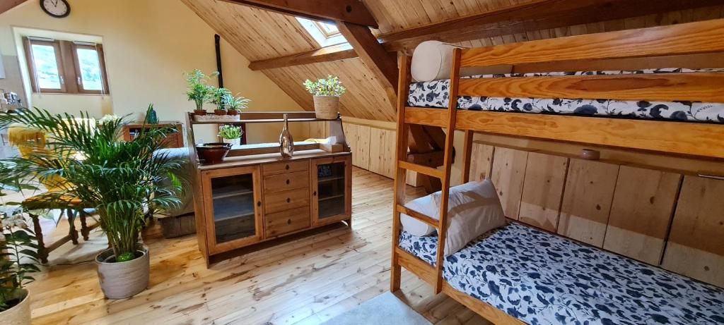 Postel nebo postele na pokoji v ubytování Loft mansardé du train jaune avec vue sur les montagnes