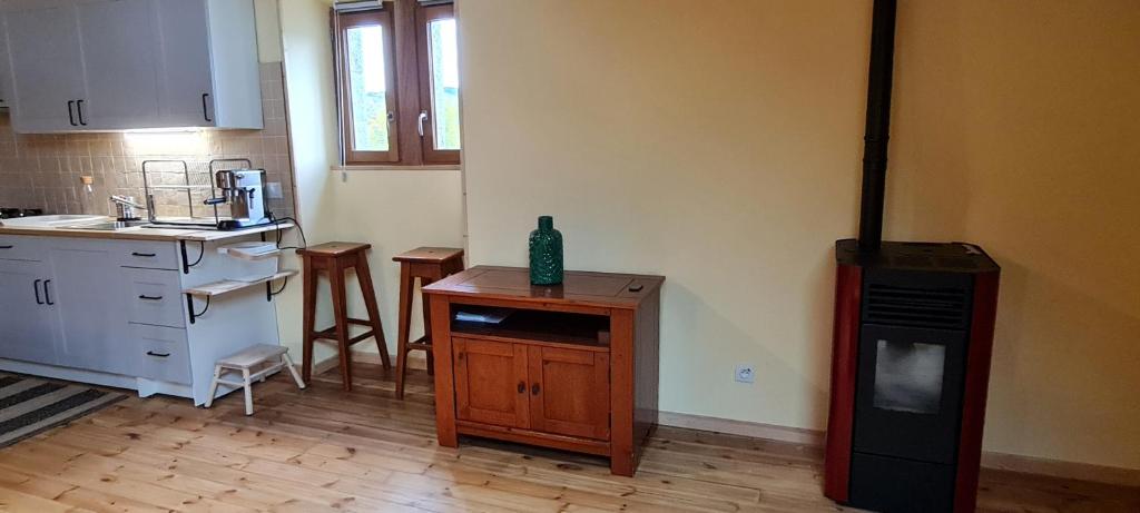 Kuchyň nebo kuchyňský kout v ubytování Loft mansardé du train jaune avec vue sur les montagnes