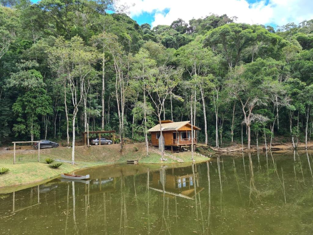  Chalé c/ lareira mata e lago região de Pedra Azul