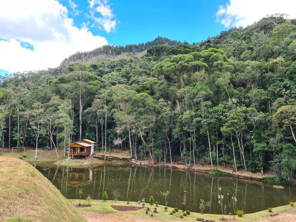  Chalé c/ lareira mata e lago região de Pedra Azul
