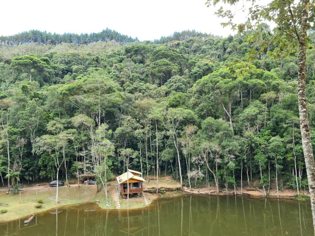  Chalé c/ lareira mata e lago região de Pedra Azul