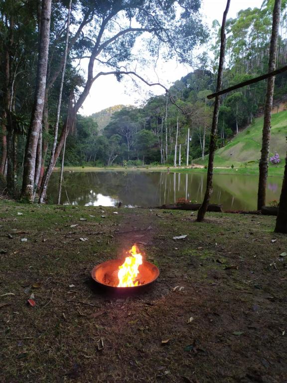  Chalé c/ lareira mata e lago região de Pedra Azul