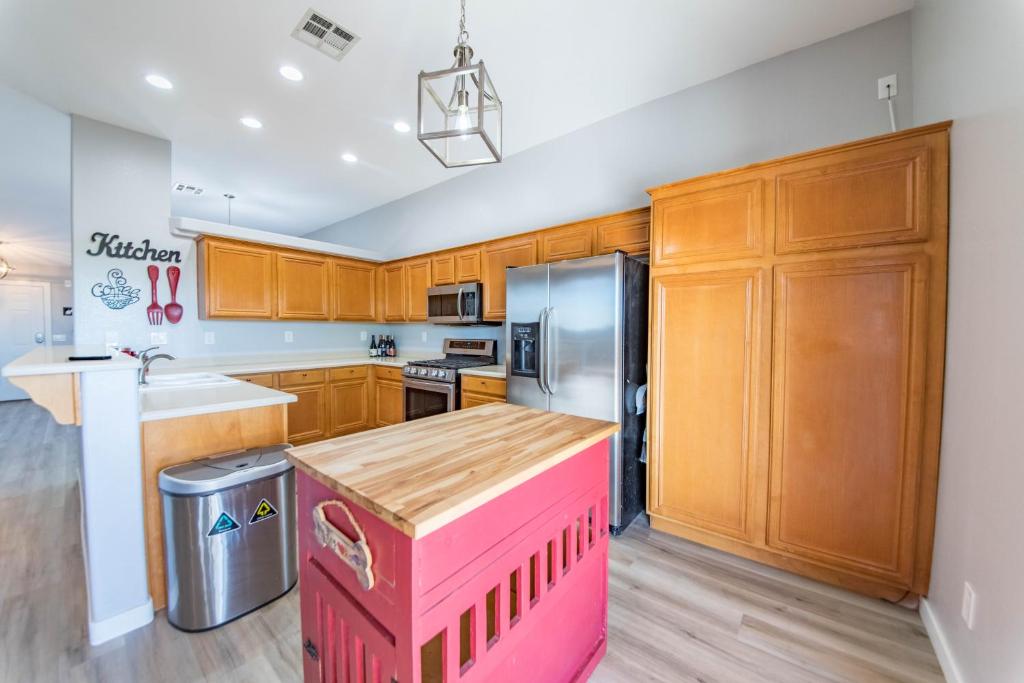 Kuchyň nebo kuchyňský kout v ubytování Gorgeous Las Vegas home with RV parking