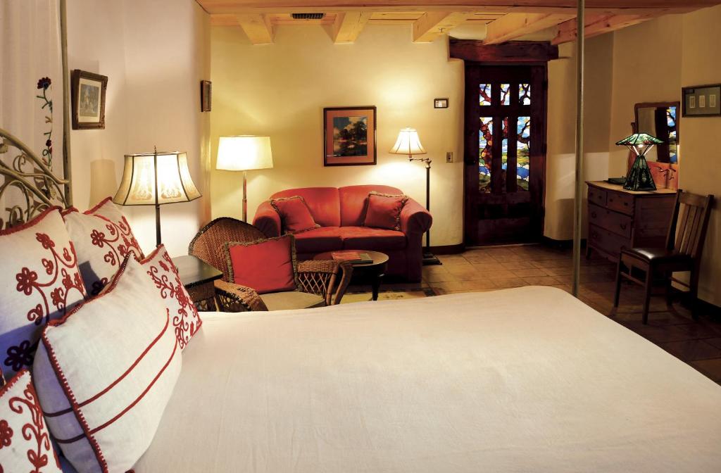 Postel nebo postele na pokoji v ubytování El Portal Sedona Hotel
