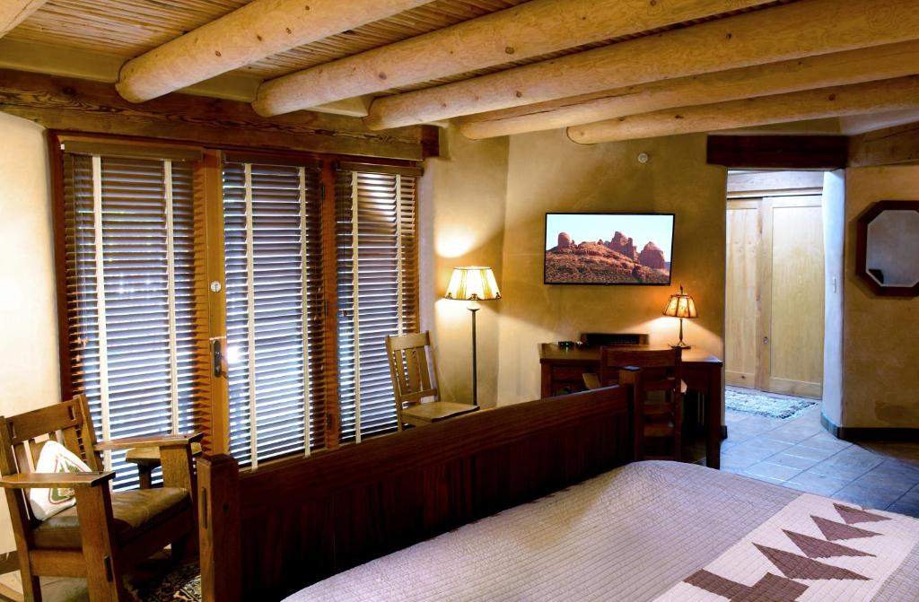 Postel nebo postele na pokoji v ubytování El Portal Sedona Hotel