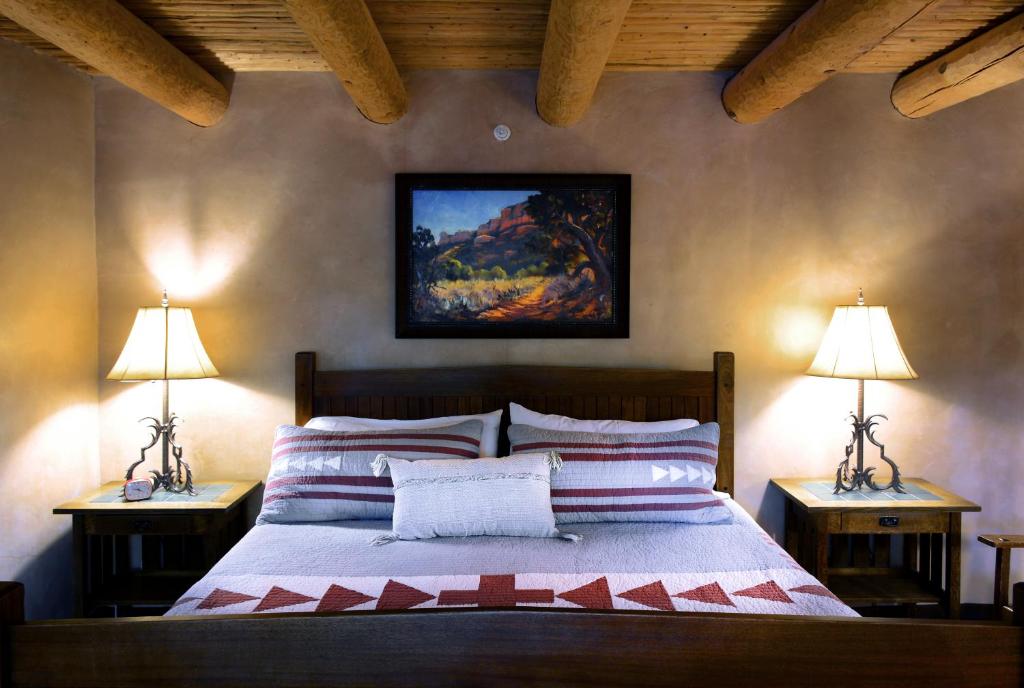 Postel nebo postele na pokoji v ubytování El Portal Sedona Hotel
