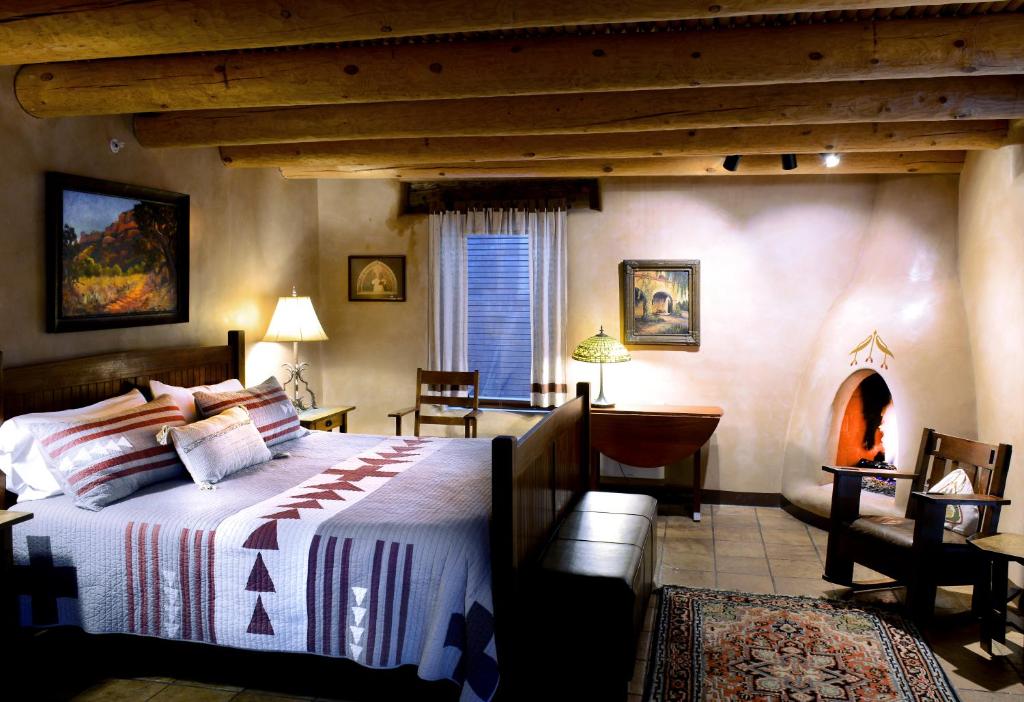 Postel nebo postele na pokoji v ubytování El Portal Sedona Hotel