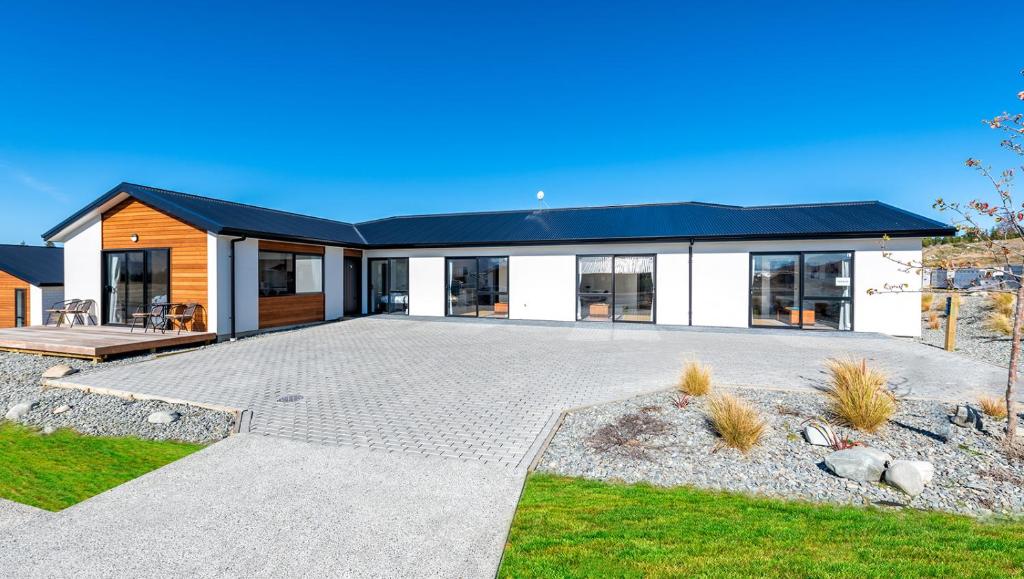 uma casa com um telhado azul em Matariki Star em Lake Tekapo