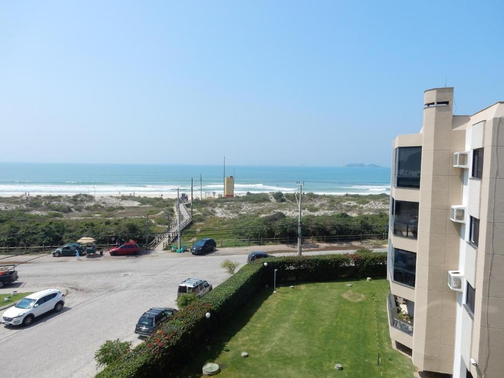  Apartamento - condomínio frente Mar