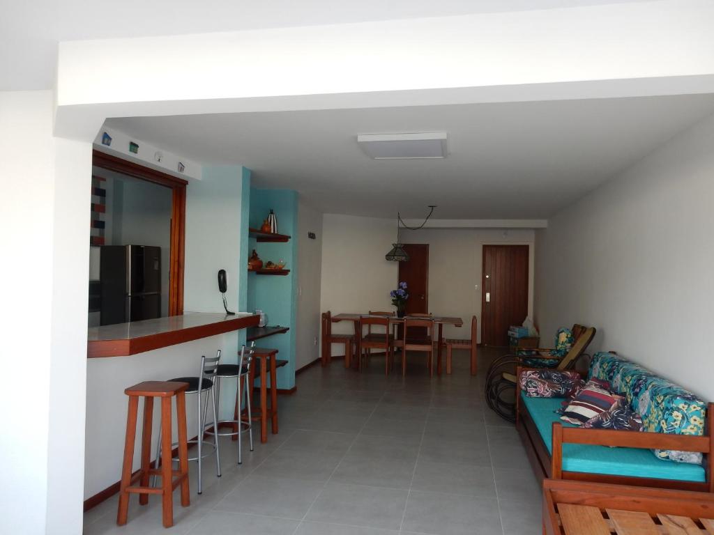  Apartamento - condomínio frente Mar