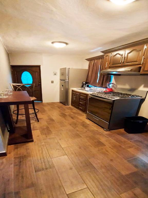 Kuchyň nebo kuchyňský kout v ubytování Hotel Suites La Fortuna