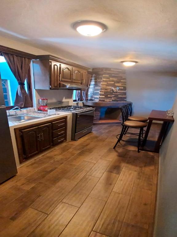 Kuchyň nebo kuchyňský kout v ubytování Hotel Suites La Fortuna