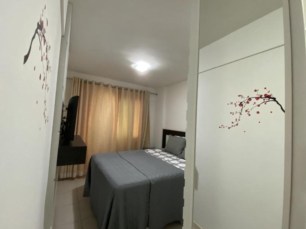 1 dormitorio con 1 cama y un mural en la pared en Apartamento alto padrão da praia de Jatiúca/Maceió, en Maceió