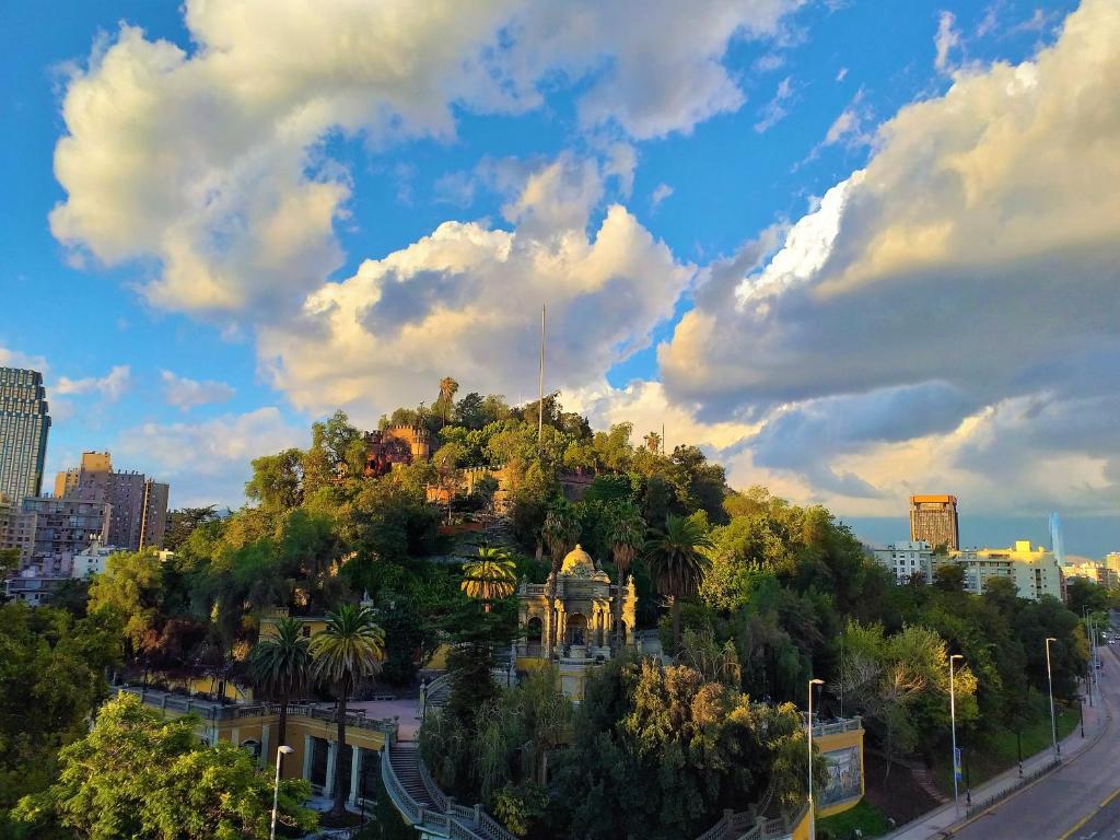 um edifício no topo de uma colina numa cidade em Terraza Santa Lucia,Suites "Como en su Casa" em Santiago