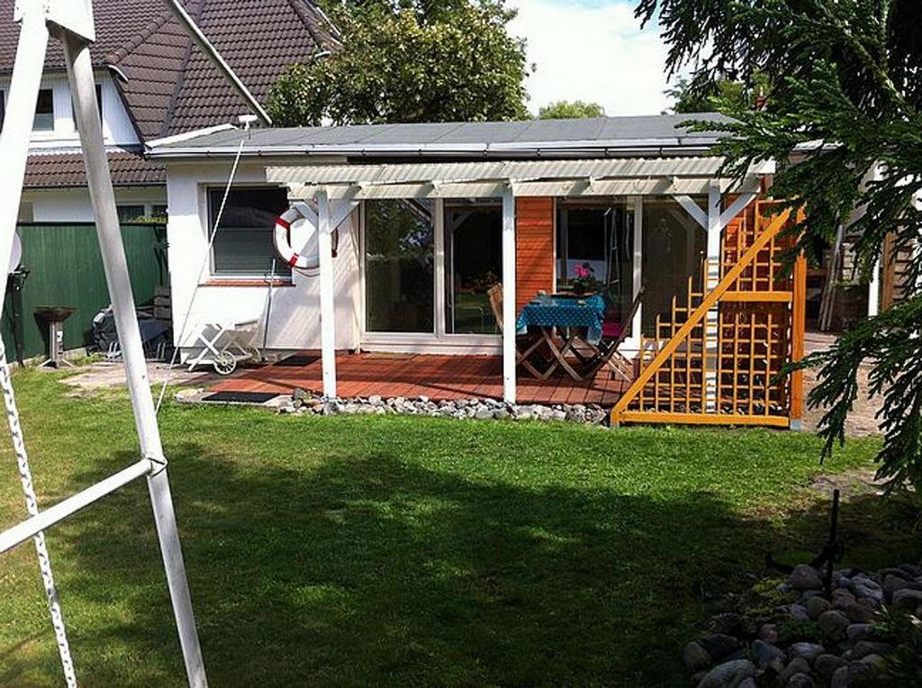 une maison dotée d'une terrasse couverte avec moustiquaire dans l'établissement Haus "Zur Seebrücke" Strandkorb, à Zingst