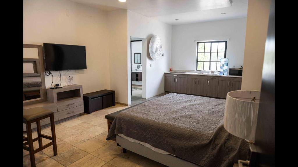 - une chambre avec un lit et une télévision à écran plat dans l'établissement 11 Suite Grande Para 4 Personas con Factura, à Torreón