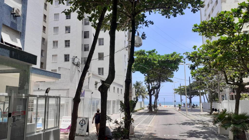  GUARUJÁ PITANGUEIRAS 50 metros da praia PE NA AREIA