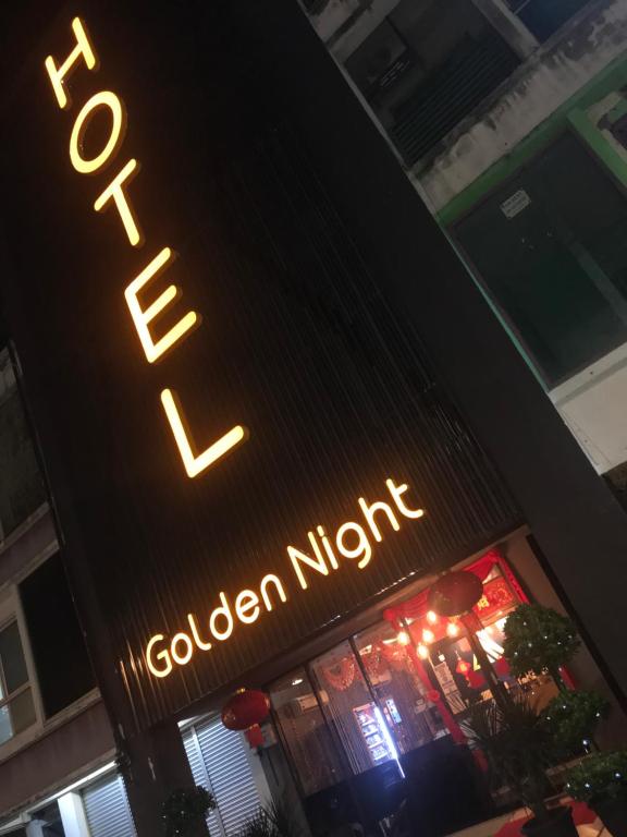 八打靈再也的住宿－Golden Night Hotel，一座大楼上一个金色大军的标志