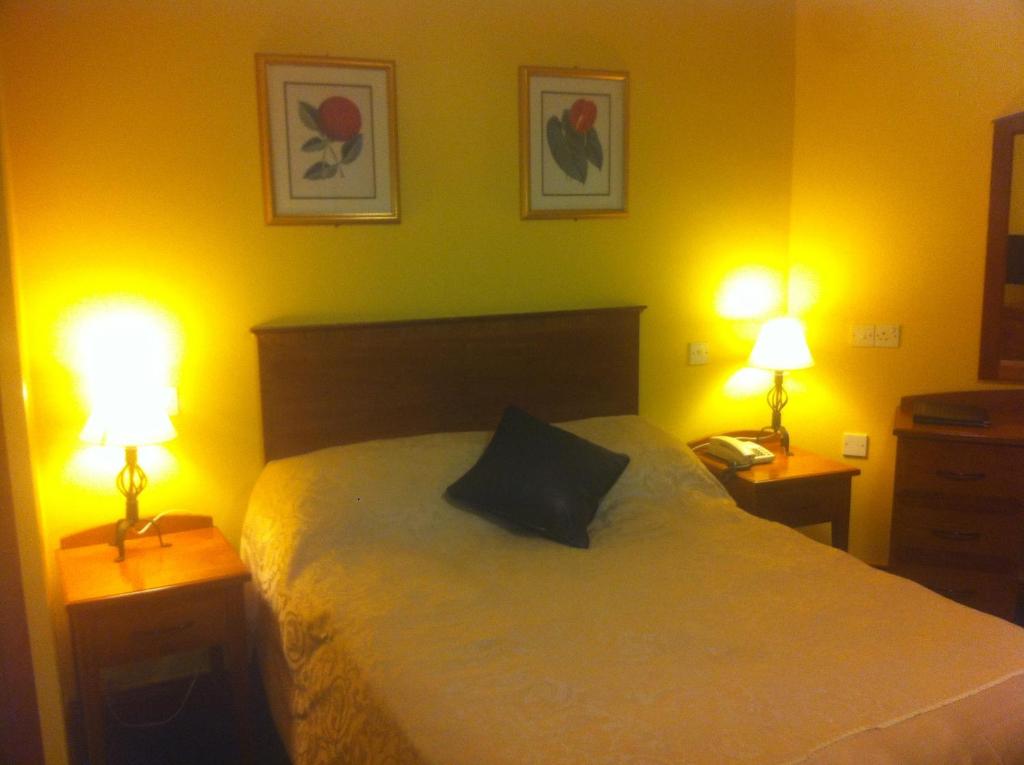 Postel nebo postele na pokoji v ubytování Fitzgeralds Hotel