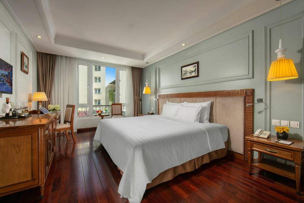 Giường trong phòng chung tại Hanoi Pearl Hotel