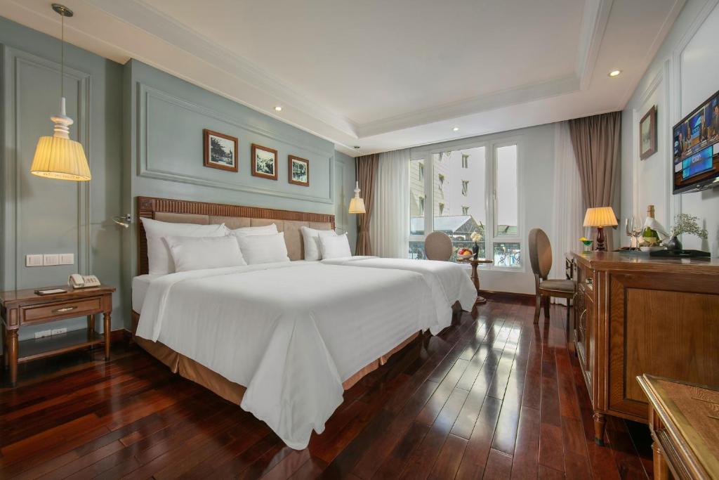 Postel nebo postele na pokoji v ubytování Hanoi Pearl Hotel