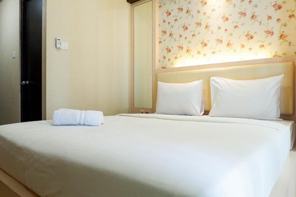 Postel nebo postele na pokoji v ubytování Strategic and Cozy Studio Room Apartment at Tamansari Papilio By Travelio