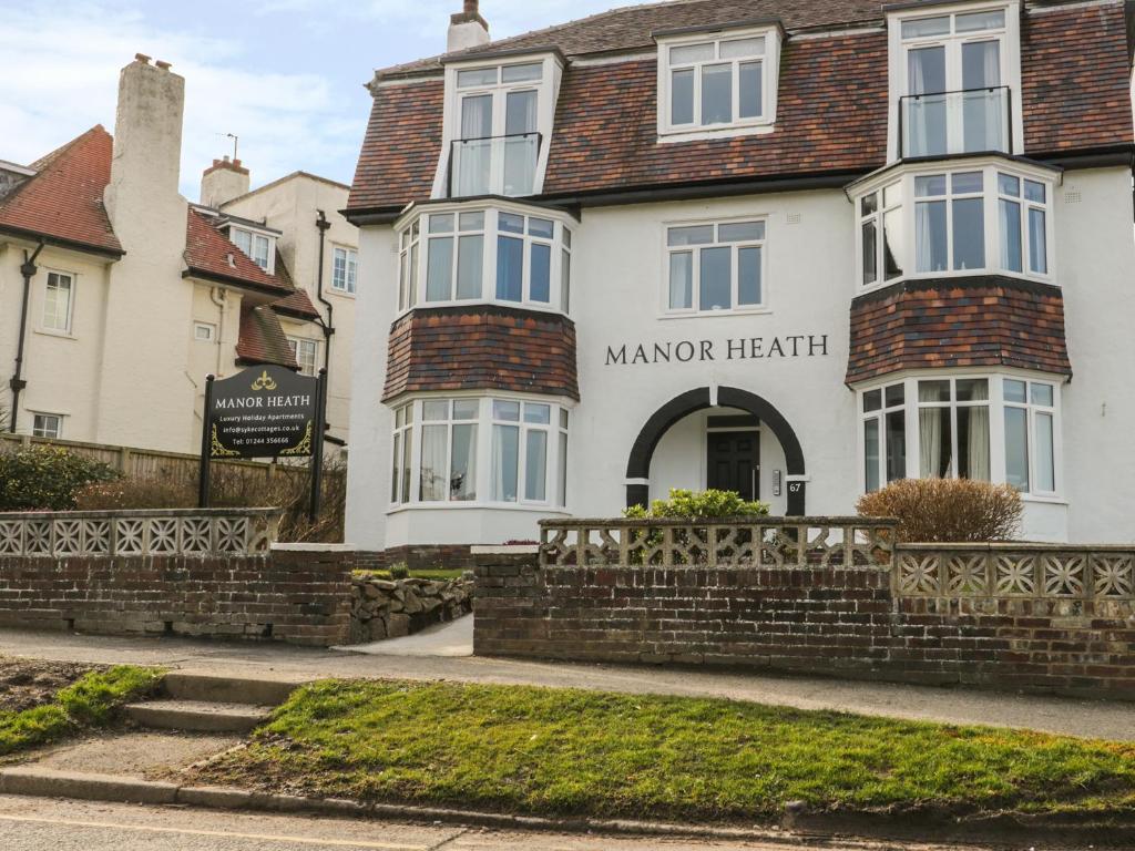 a white building with the manor heart inn at Manor Heath Apartment 4 in Scarborough