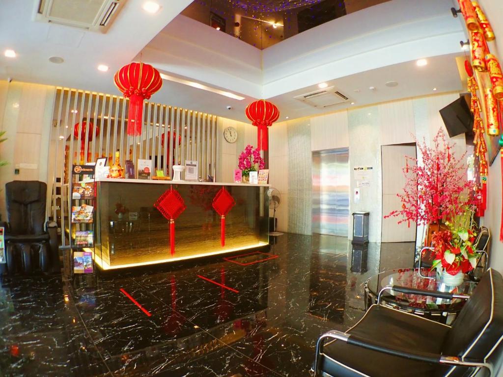 um lobby com uma loja com lanternas vermelhas em De Elements Business Hotel KL em Kuala Lumpur