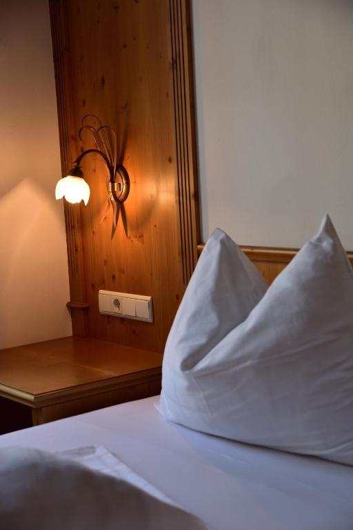 Postel nebo postele na pokoji v ubytování Hotel Krone