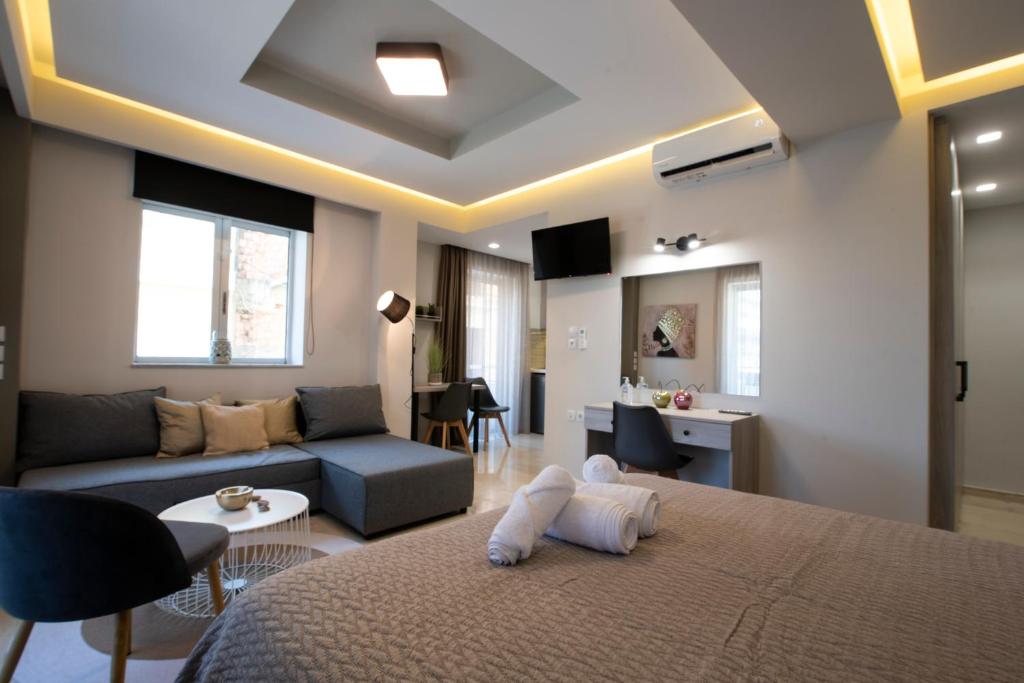 sypialnia z łóżkiem i salonem w obiekcie Αqua Dream Beach Apartment w mieście Kos
