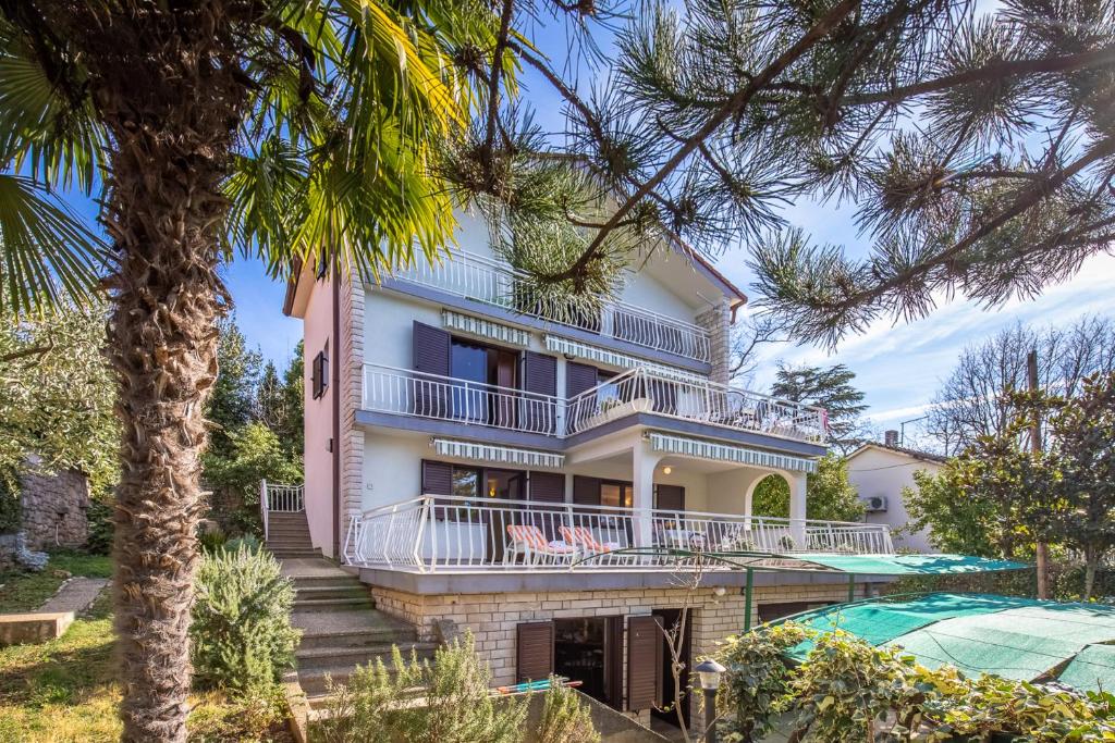 uma casa com uma varanda e uma piscina em Villa Calma em Njivice