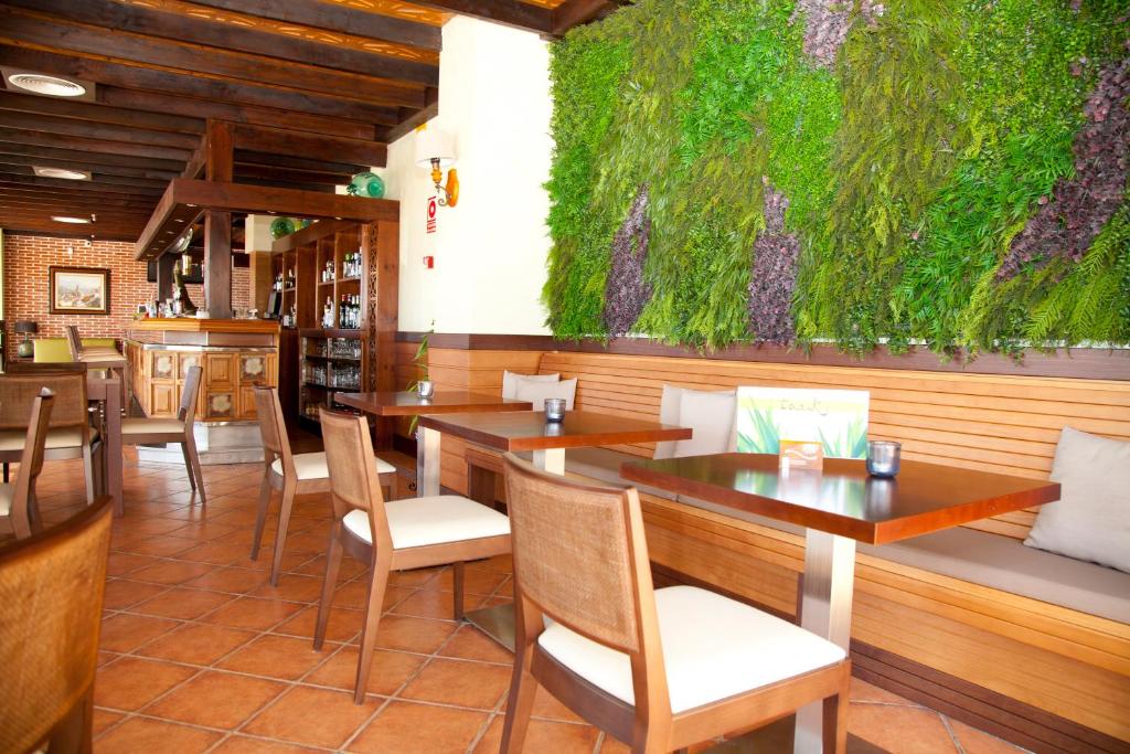 Reštaurácia alebo iné gastronomické zariadenie v ubytovaní Hotel Tarik