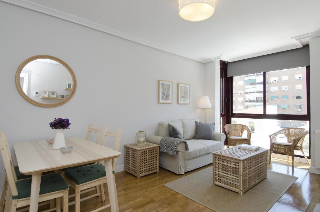 een woonkamer met een bank en een tafel bij Apartamento Salamanca VI en Madrid in Madrid