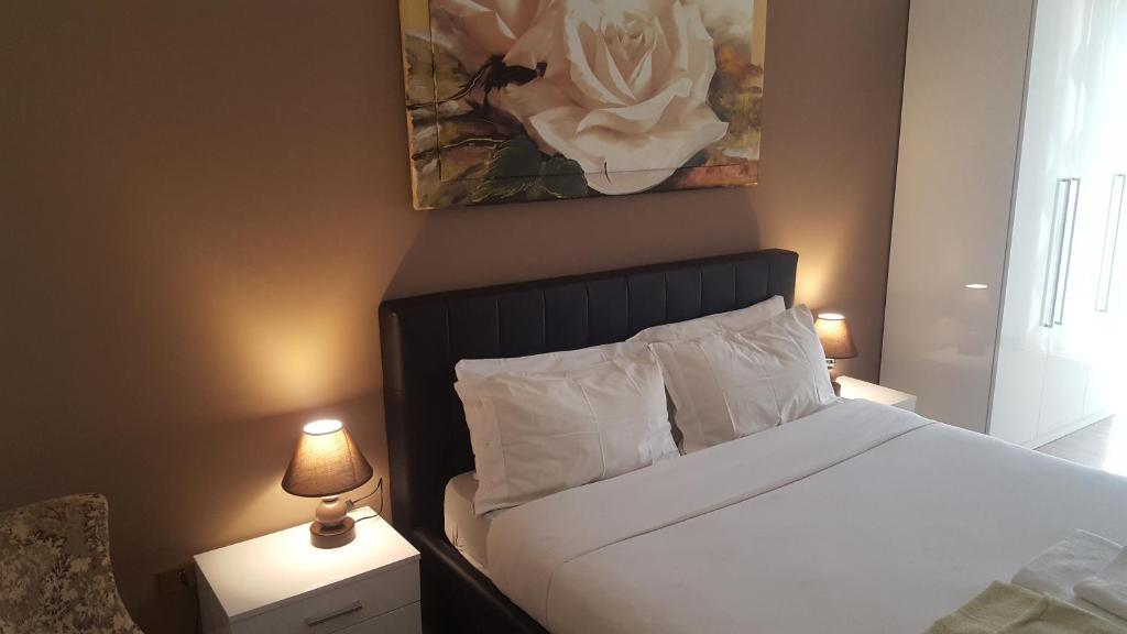 ein Schlafzimmer mit einem Bett und einem Wandgemälde in der Unterkunft B&B AMAVERONA in Verona
