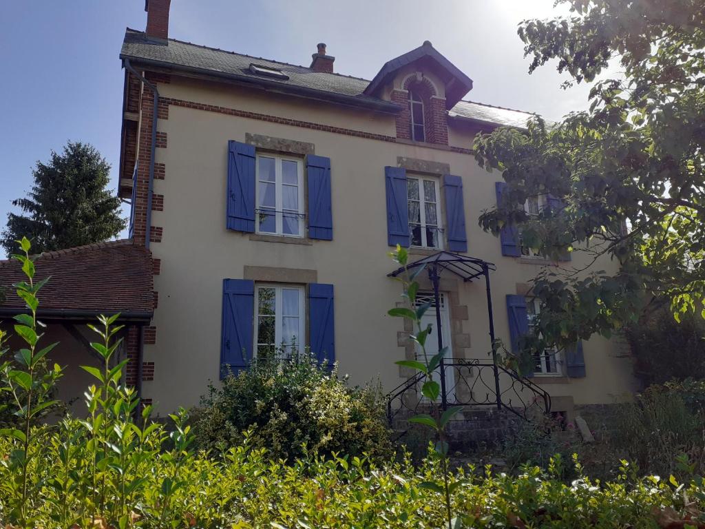 ein altes Haus mit blauen Fensterläden drauf in der Unterkunft Le Gîte de l Andarge in Verneuil