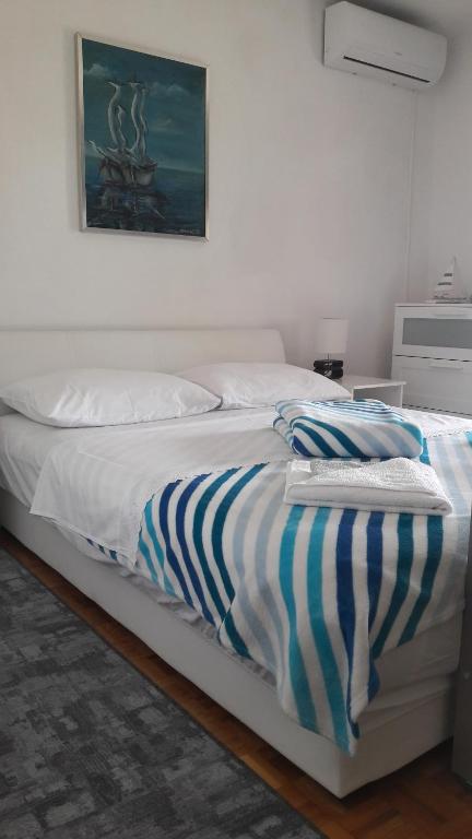 Postel nebo postele na pokoji v ubytování apartman-maja-krk