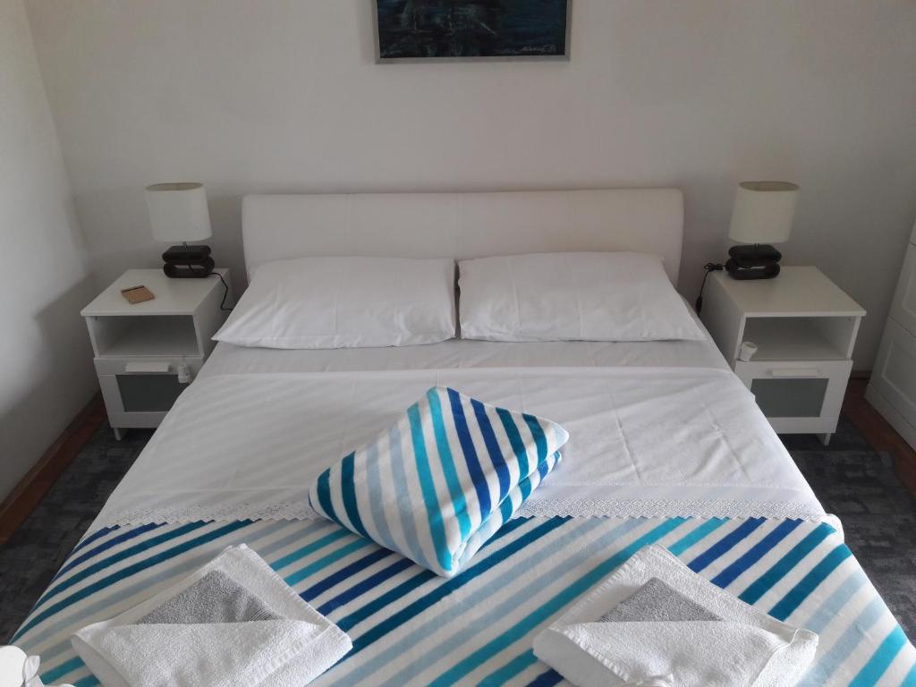 Postel nebo postele na pokoji v ubytování apartman-maja-krk