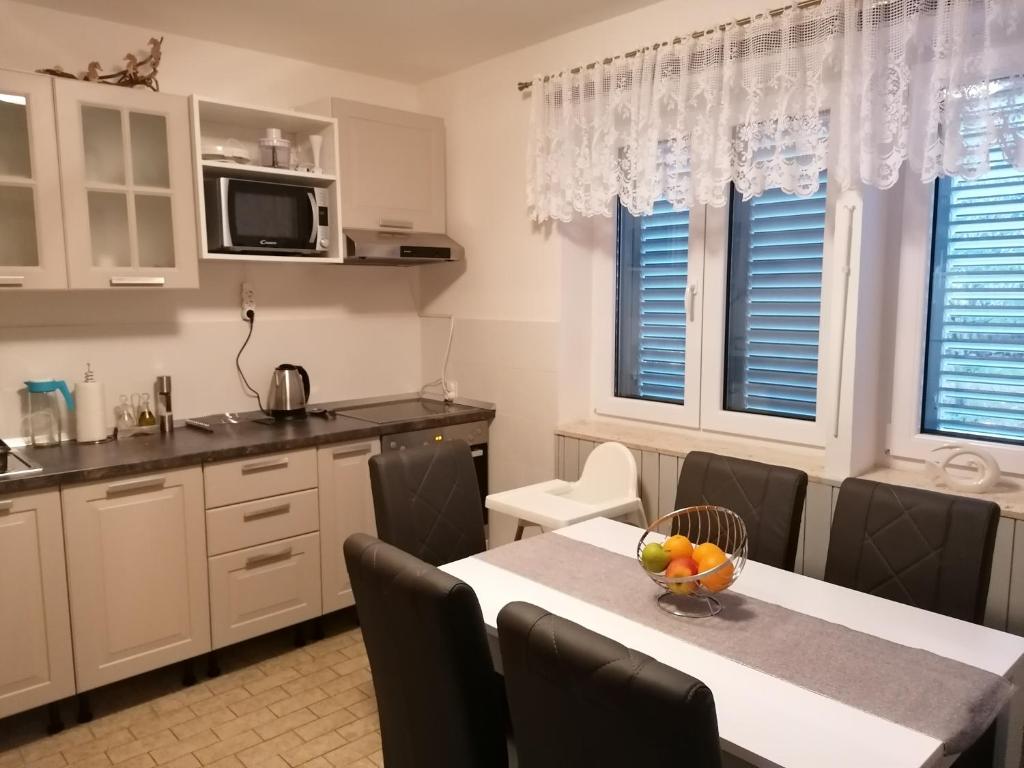 Kuchyň nebo kuchyňský kout v ubytování apartman-maja-krk