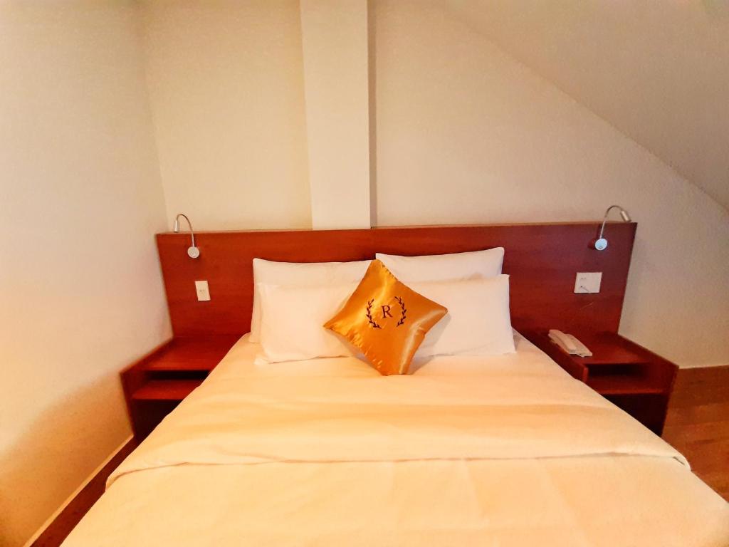Giường trong phòng chung tại Rinny Hotel