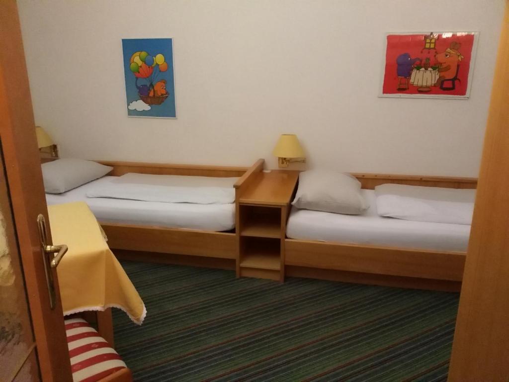 A bed or beds in a room at Seehotel Engstler