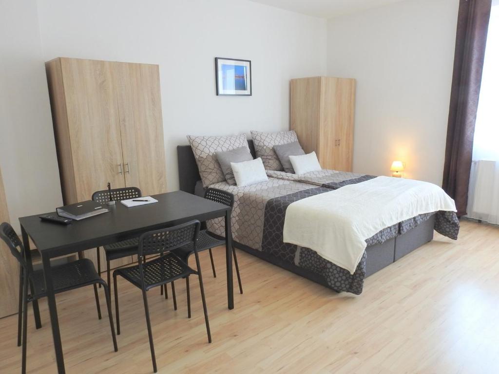 Posteľ alebo postele v izbe v ubytovaní Apartments CITY Stadion