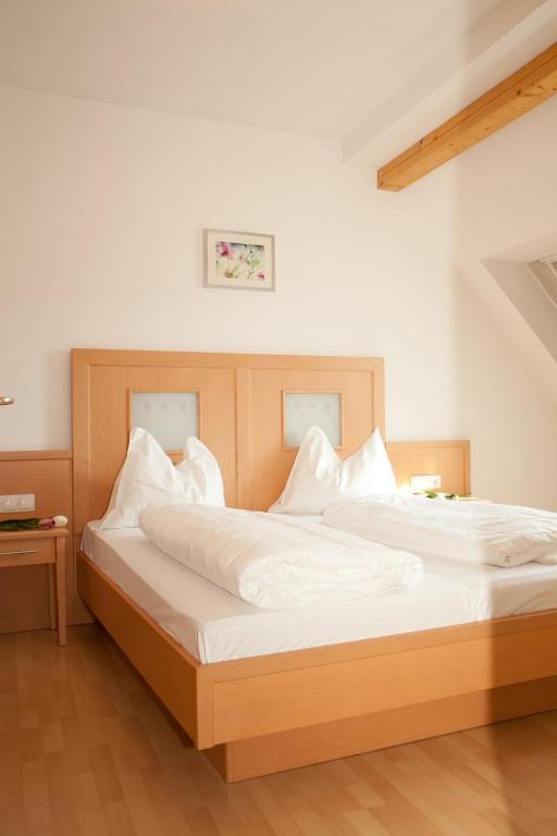Postel nebo postele na pokoji v ubytování Raiffeisenhof Appartements