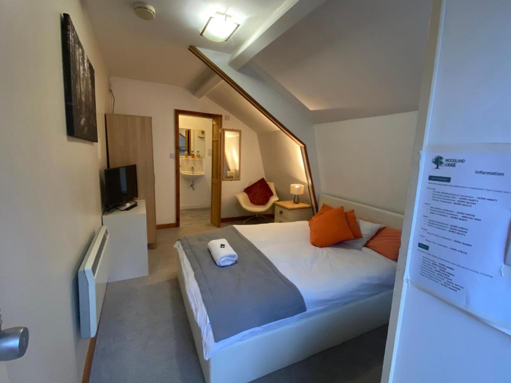 a bedroom with a bed in a room at Woodland Lodge in Hoddesdon