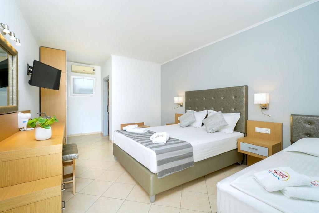 Postel nebo postele na pokoji v ubytování Sunny Hotel Thassos