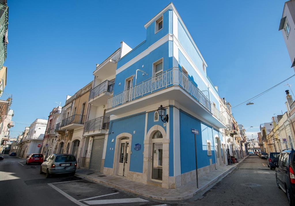 un edificio azul al lado de una calle en Ai Cappuccini Guest House, en Noicàttaro