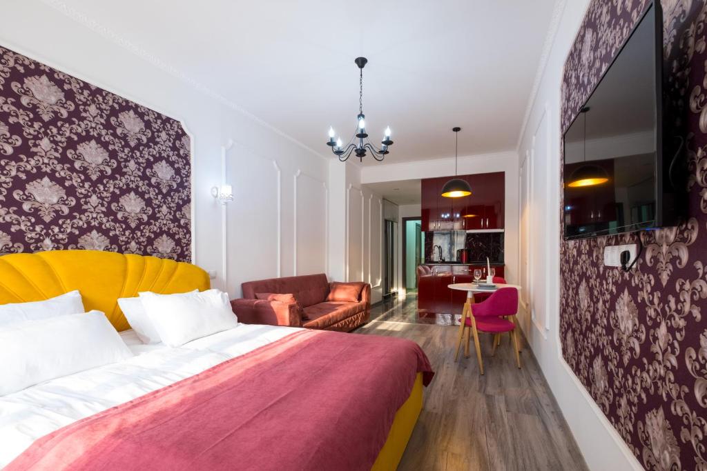 um quarto com uma cama e uma sala de estar em Iren river side apartments em Tbilisi