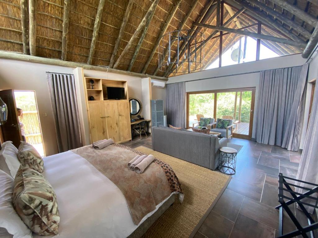 Postel nebo postele na pokoji v ubytování Black Rhino Game Lodge