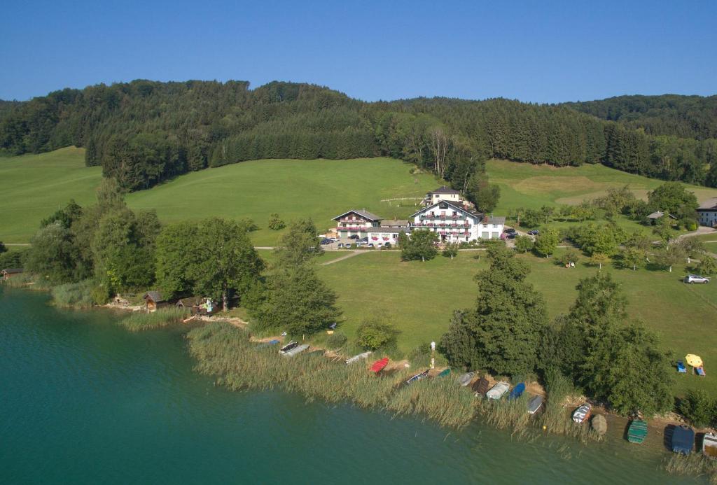 een luchtzicht op een huis op een heuvel naast een meer bij Hotel Garni Dorferwirt in Tiefgraben