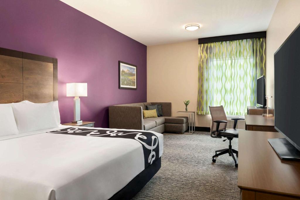 La Quinta Inn & Suites by Wyndham Burlington photo