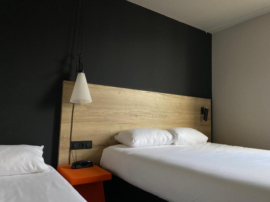 Postel nebo postele na pokoji v ubytování Ibis Styles Crolles Grenoble A41
